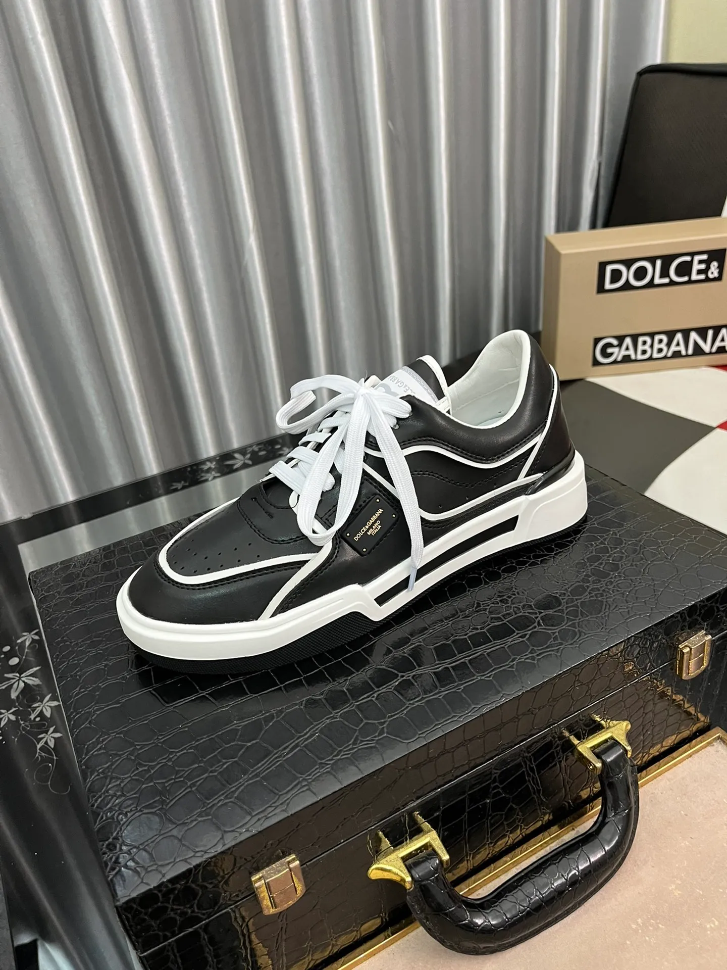 Ex-factory price 480⌚️⌚️DG Men's latest spring and summer 2022, this year's main style, there is no one of them. Super popular and handsome casual shoes. This style inherits the D family's always a little exaggerated yet fashionable style. Exquisite workmanship 🔸Many people love the use of silk cowhide, silk sheepskin lining, [strong][strong][strong] 🔸[strong][strong][strong], a perfect interpretation of the latest inspiration for shoes Classic and fashion are integrated, luxury dream surpasses fashion and high-end quality 💪💪Rubber outsole Size: 38-45, 5⃣️ colors available